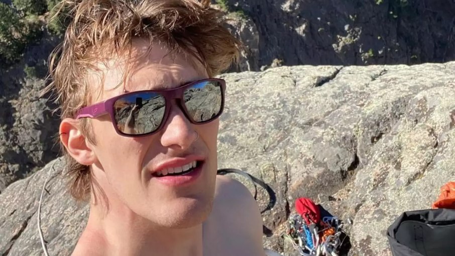 Influencer cai de penhasco e transmite ao vivo a própria morte
