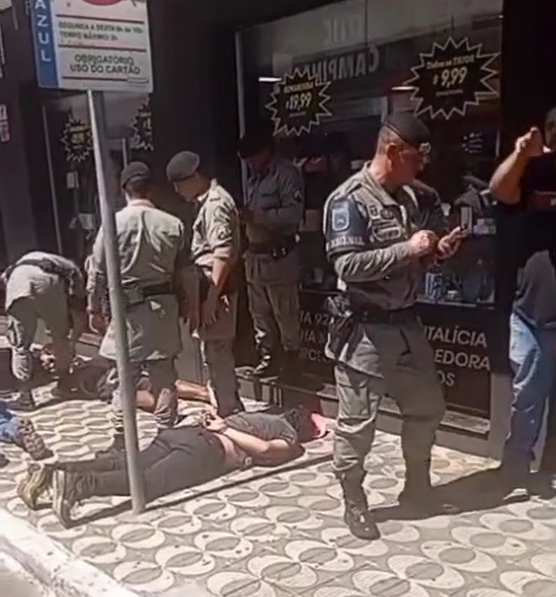 Vídeo: Ladrões de joalheria são detidos pela PM poucos minutos após o crime