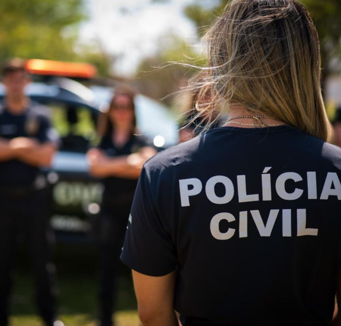 Homem é preso suspeito de agredir companheira e ameaçar idosa de 79 anos