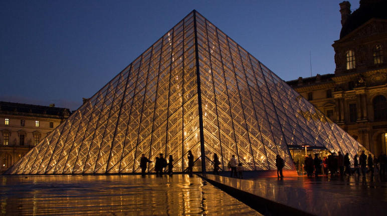 Joias de Napoleão são roubadas em assalto relâmpago ao Museu do Louvre