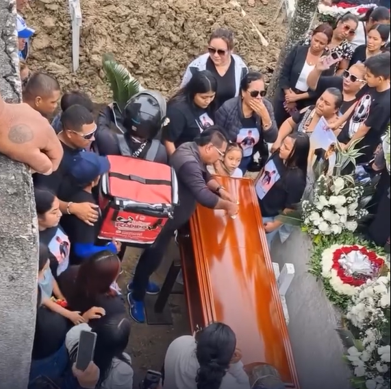 Queda inusitada: homem despenca em cova durante velório e vídeo viraliza