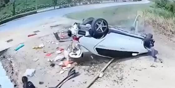 Vídeo impressionante: mulher arremessada em capotamento caminha após acidente