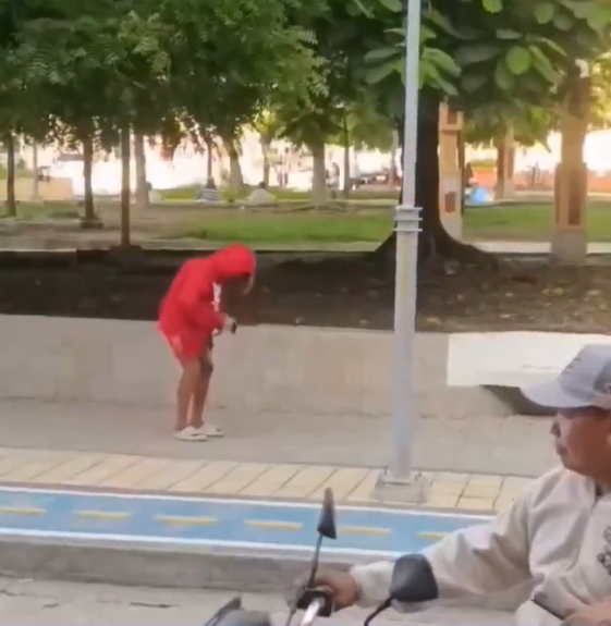 Moradora de rua provoca indignação ao matar pomba com mordida em parque