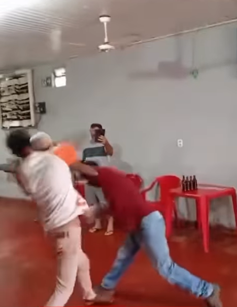 Homens trocam socos com luvas de boxe em boteco e arrancam risadas