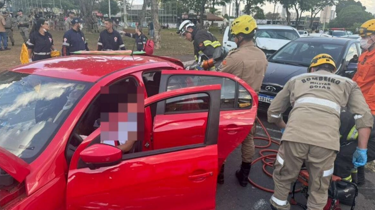 Vídeo mostra momento em que motorista embriagado provoca acidente com seis veículos em Goiânia