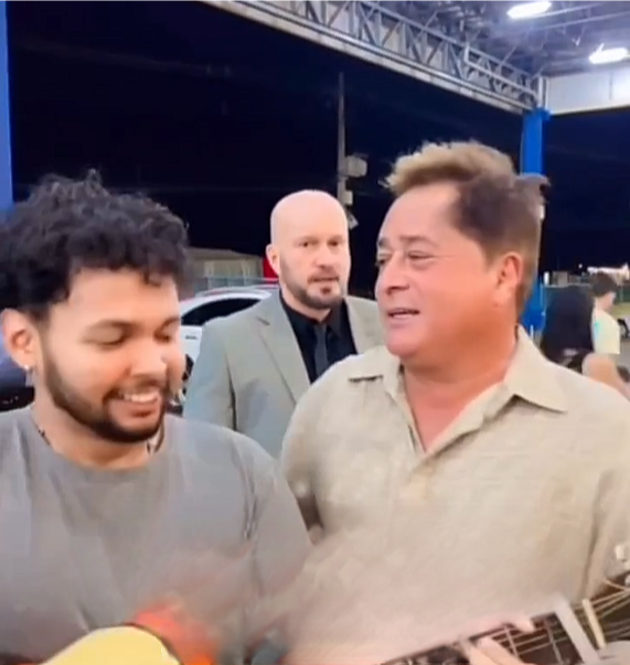 Leonardo faz dueto surpresa com jovem em Goiânia