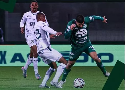 Goiás e Chapecoense se enfrentam em duelo decisivo pelo acesso à Série A