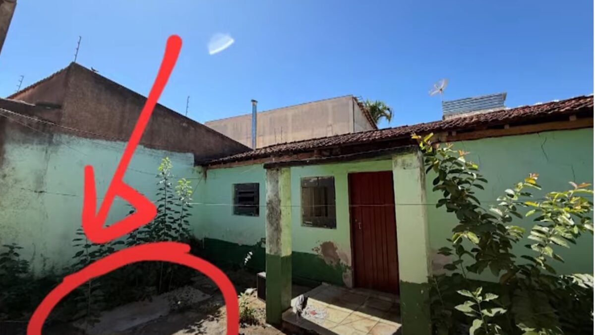 Ossada encontrada por operários ao lado de delegacia, segue para o IML