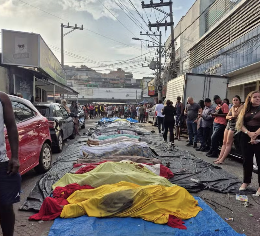 20 corpos são levados para praça da Penha, no Rio