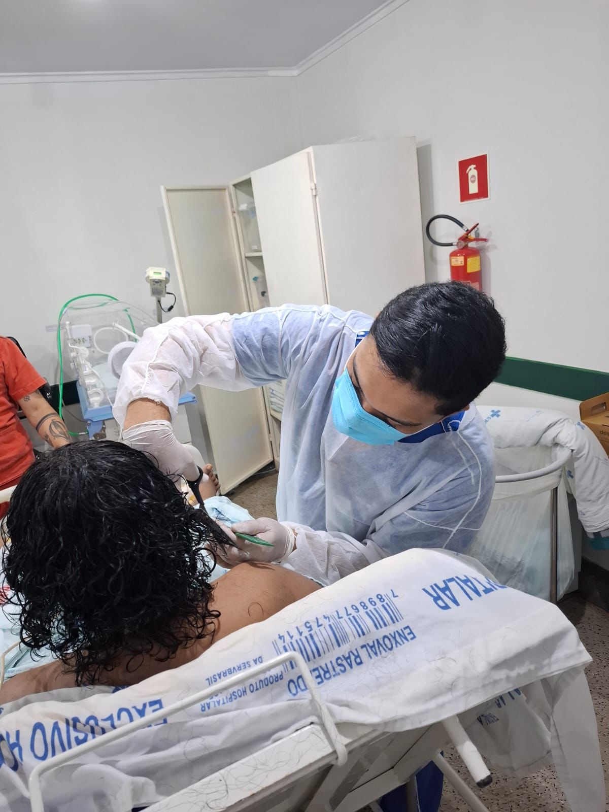 Humanização no HEJA: paciente recebe corte de cabelo dentro do hospital