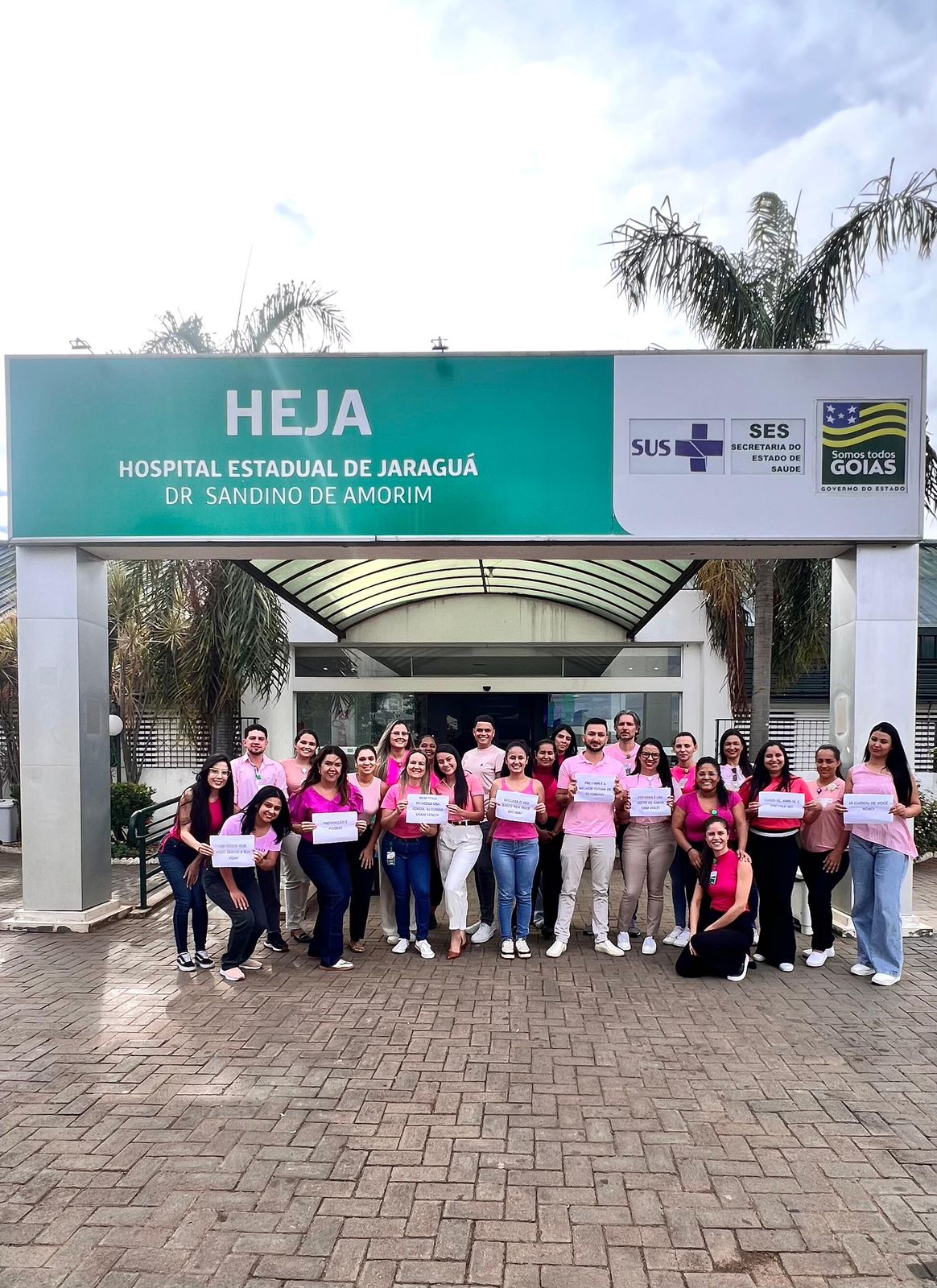 Profissionais do HEJA vestem rosa em apoio ao Outubro Rosa