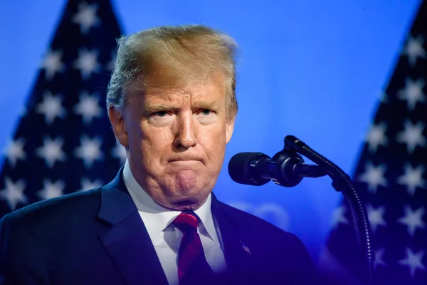 Trump anuncia tarifa adicional de 100% sobre produtos chineses