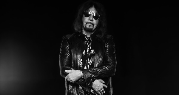 Ace Frehley, guitarrista original do Kiss, morre aos 74 anos