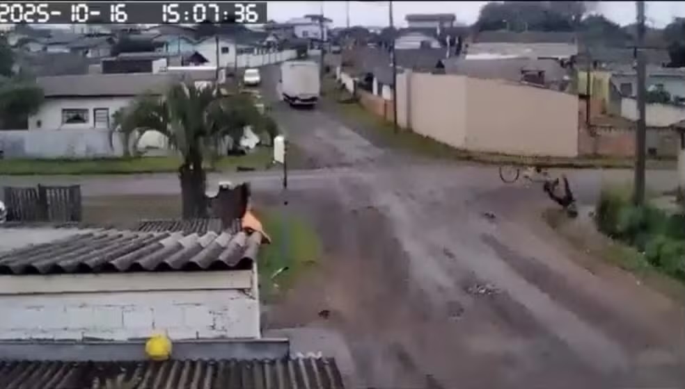 Idoso é levantado do chão após bicicleta ser arrastada por caminhão