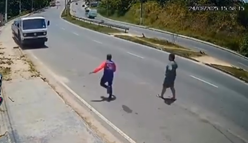 Caminhão sem freio arrasta dois carros e cai em vala após sair em descontrole