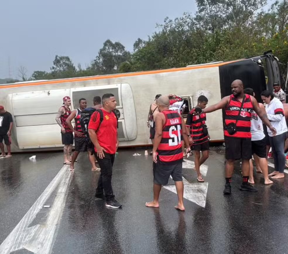 Ônibus com torcedores do Flamengo tomba na Via Dutra e fere 46 pessoas
