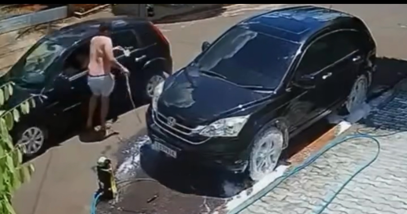 Após se distrair, homem tem pé atingido por carro enquanto lava veículo na rua em vídeo