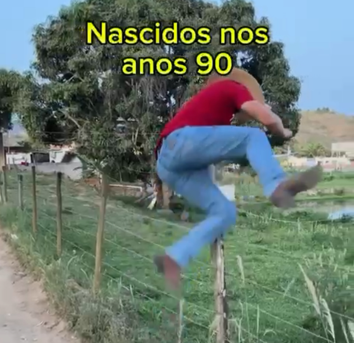Vídeo: Homem viraliza ao mostrar diferença geracional no pulo de cerca