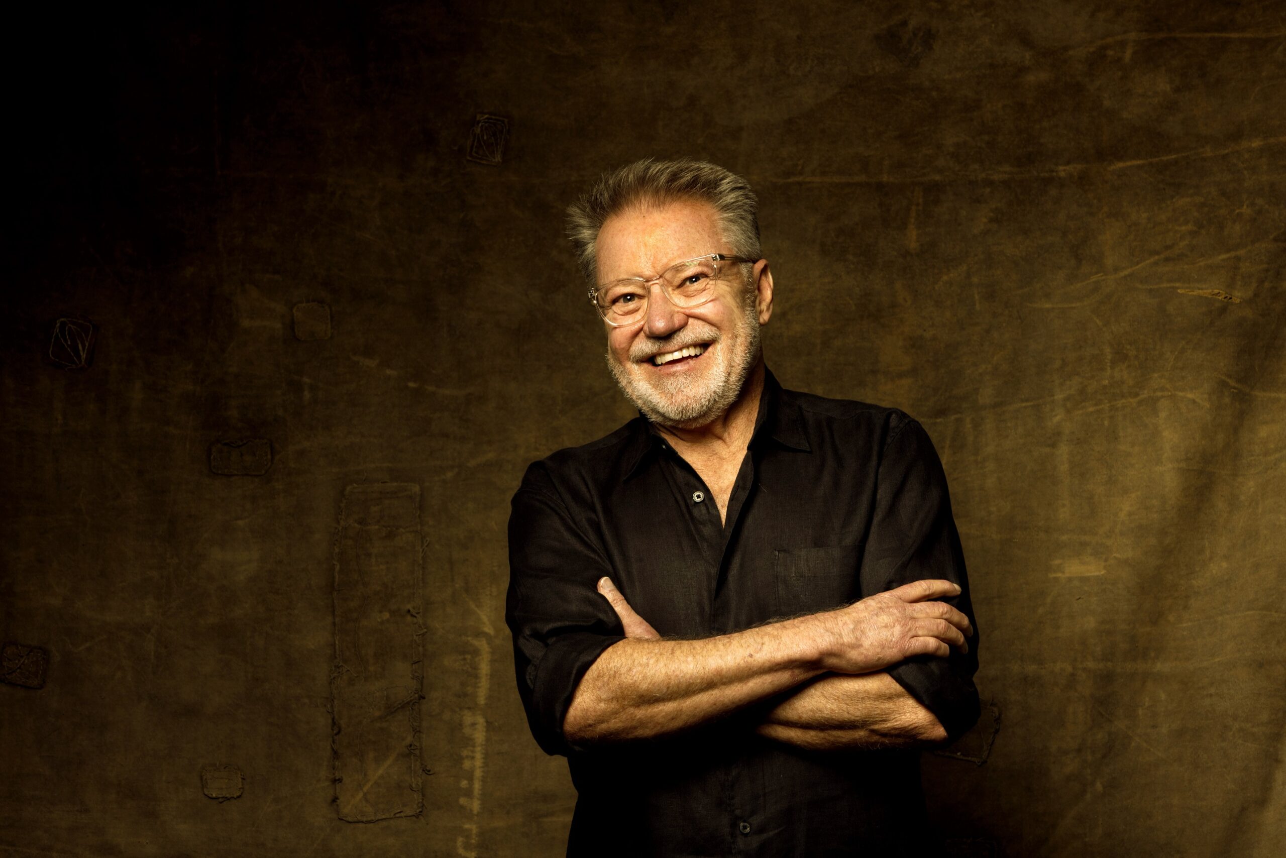 João Caetano lança disco “Mil Voltas” no Teatro Goiânia