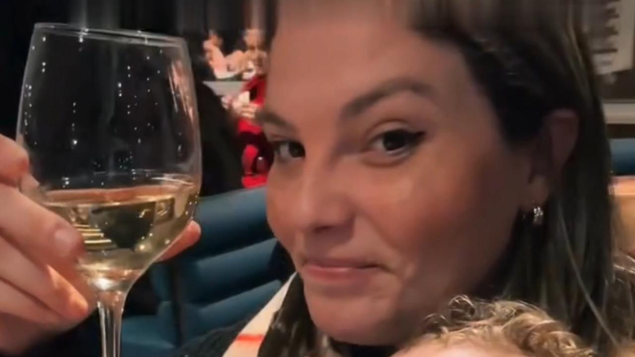 Vídeo: Bebê vira copo e transforma vinho em caos no jantar