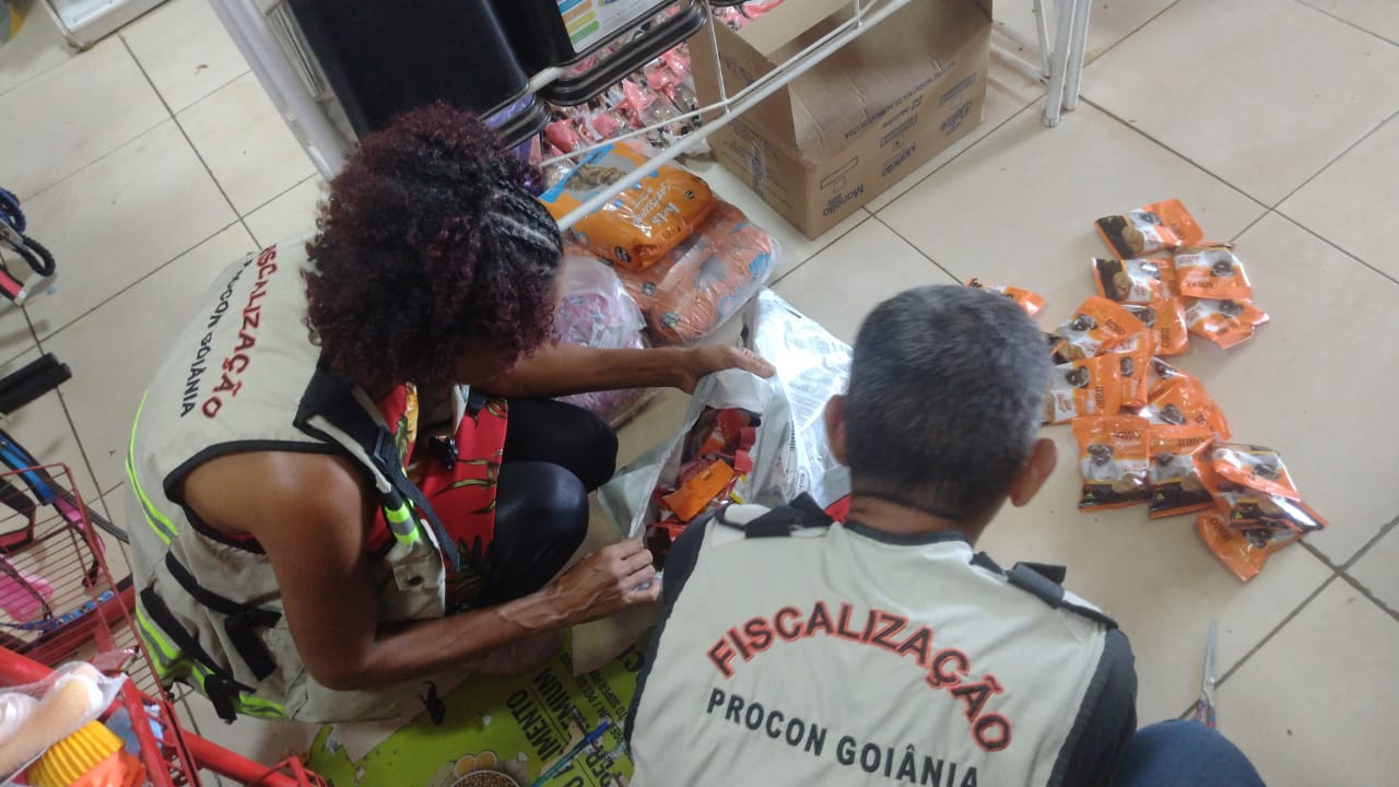 Procon autua loja por vender alimentos vencidos para animais
