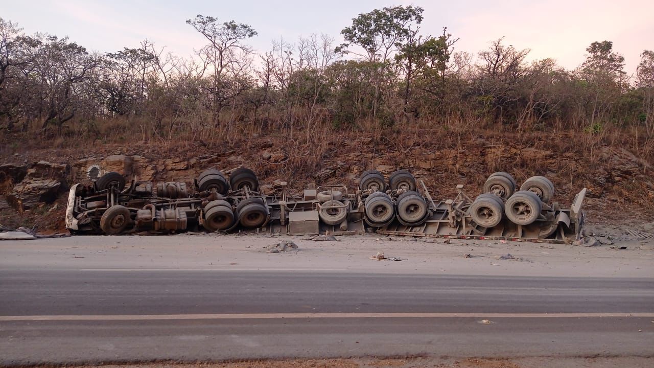 Motorista morre após carreta tombar na BR-414