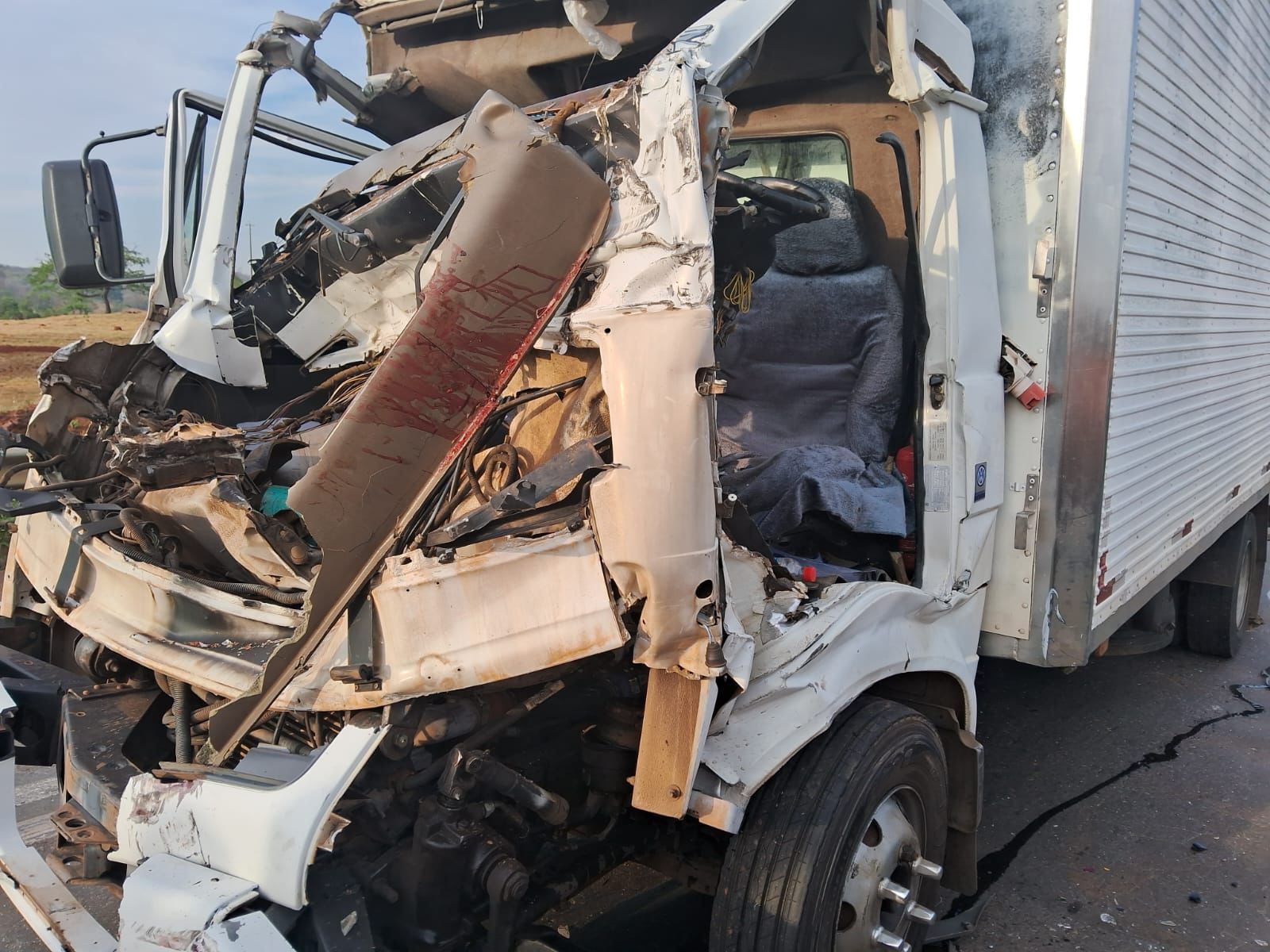 Caminhoneiro fica ferido após bater em caminhão na BR-153