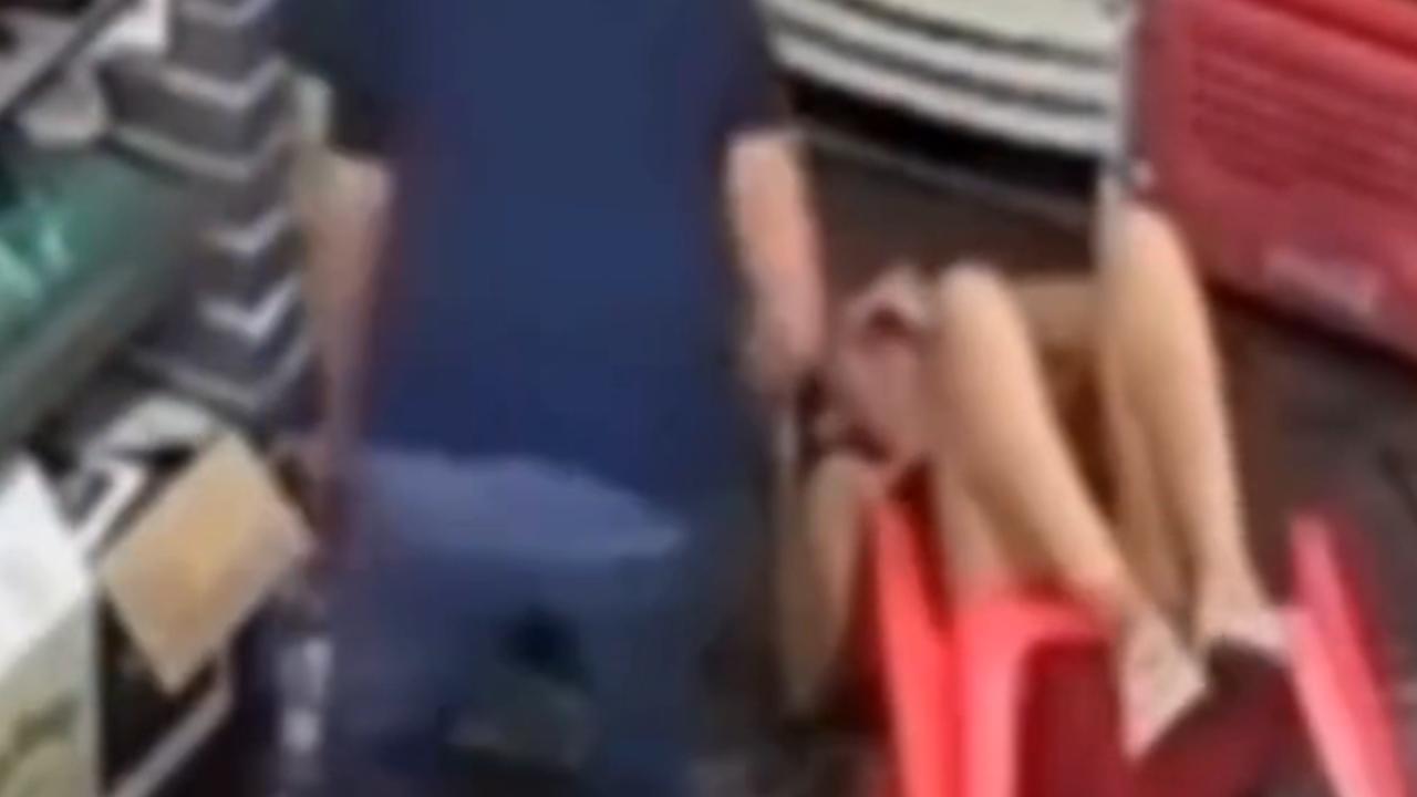 Vídeo: Homem transforma queda em cadeira em pegadinha para esposa