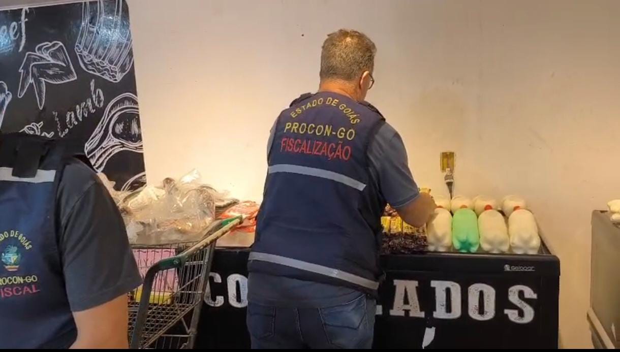 Procon Goiás apreende mais de 270 produtos vencidos em supermercado de Abadiânia