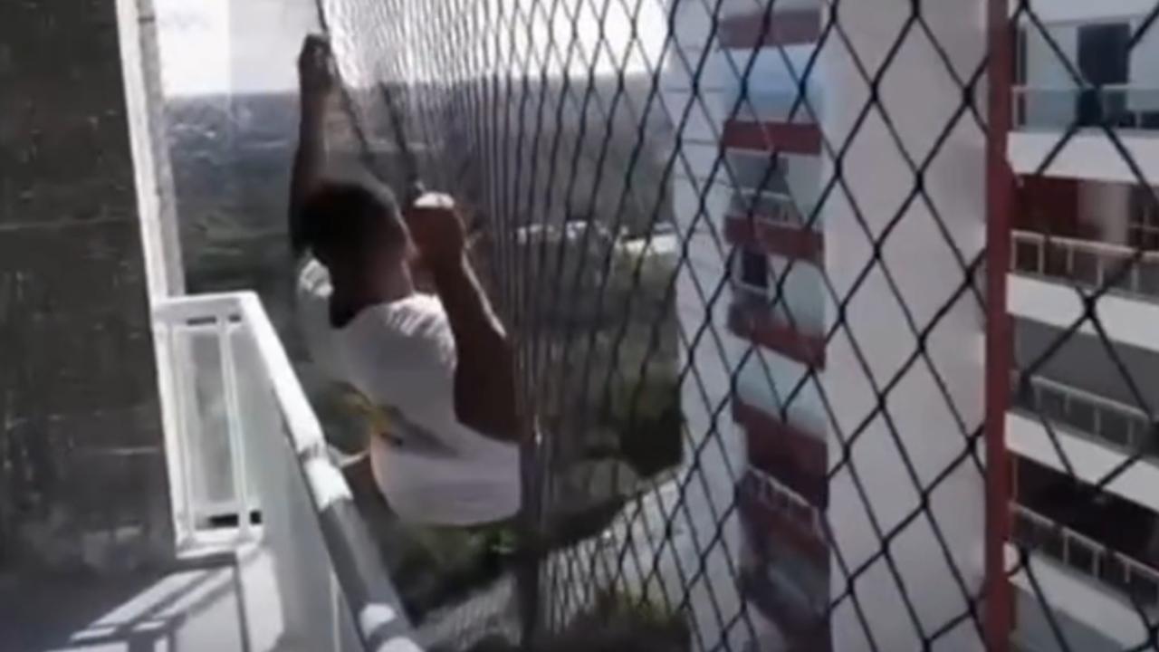 Vídeo: Homem testa rede de segurança em queda livre do 28º andar