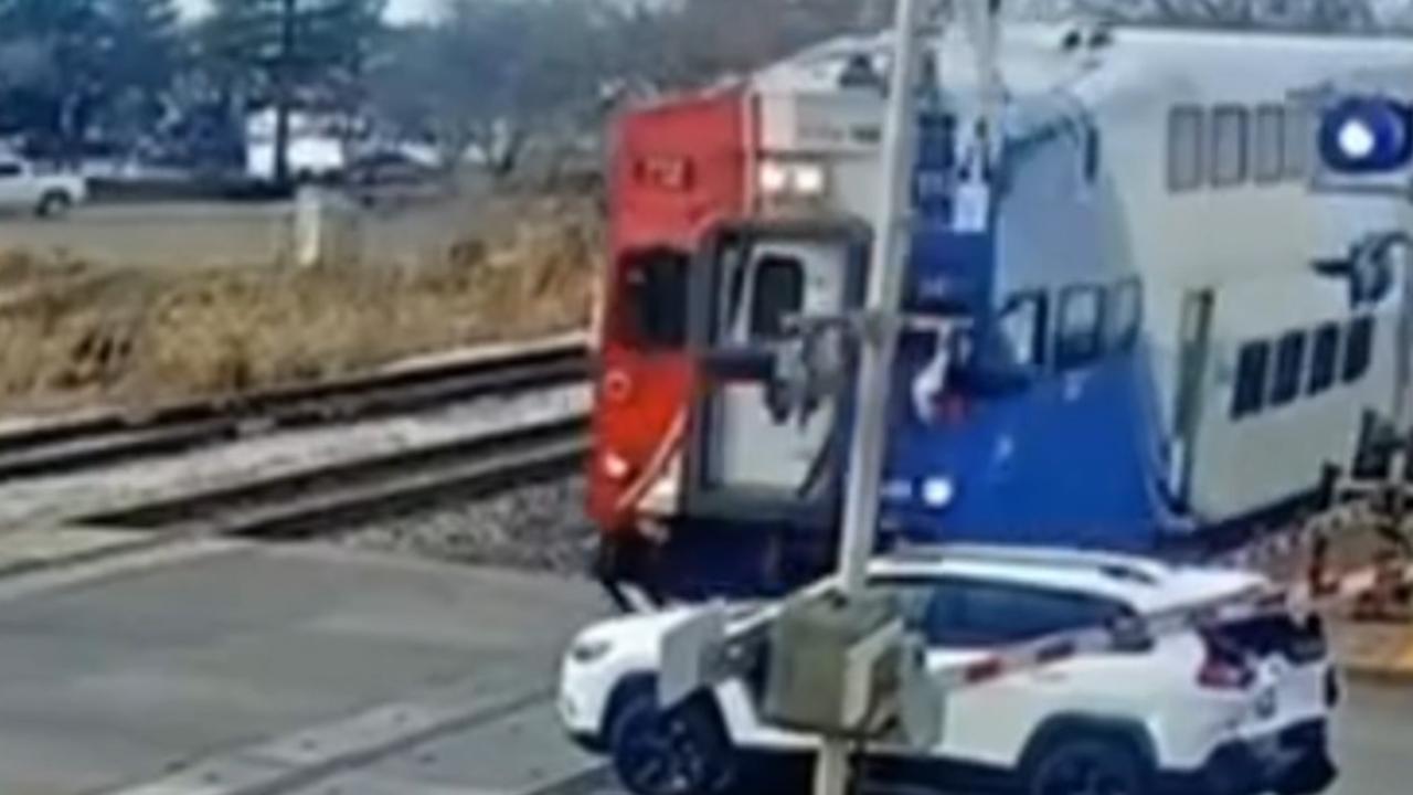 Vídeo: Condutor abandona veículo nos trilhos e observa trem destruir seu carro nos Estados Unidos