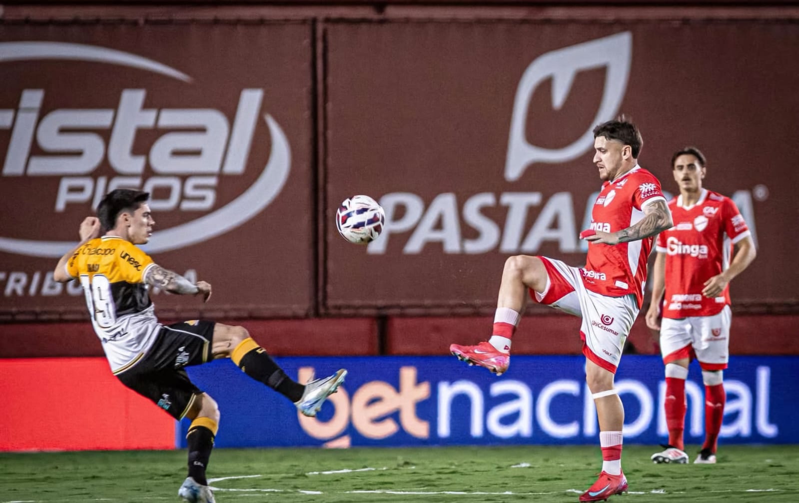 Vila Nova sai na frente com golaço, mas cede empate que devolve liderança ao Criciúma e amarga oito jogos sem vitória na Série B
