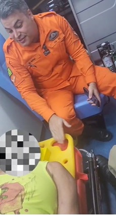 Atendimento humanizado: bombeiro canta para acalmar idosa