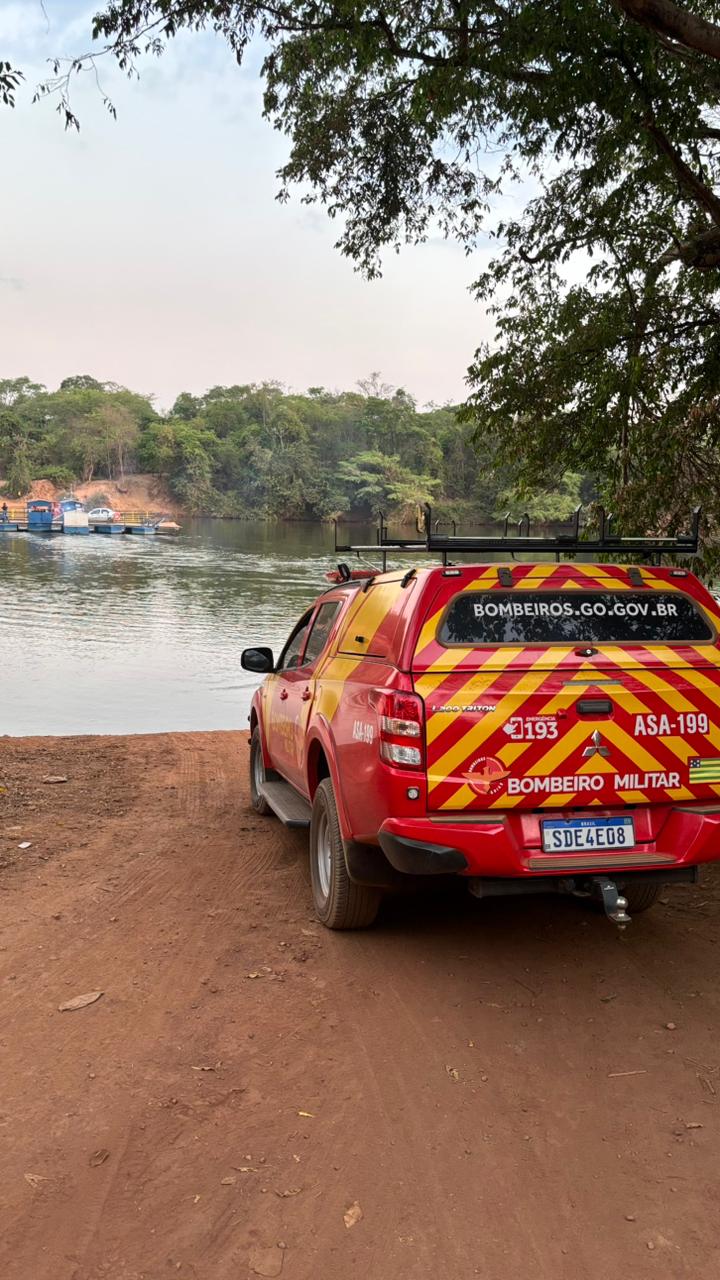 Mulher morre após carro cair no Rio das Almas, em São Luiz do Norte