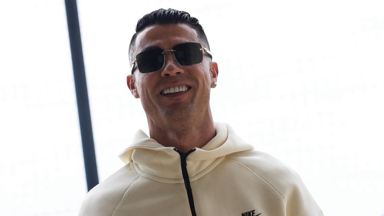 Cristiano Ronaldo se torna o primeiro jogador bilionário da história do futebol