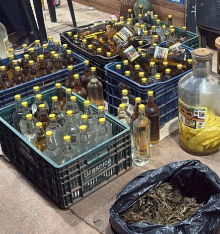 Donos de distribuidoras acabam presos após flagrante de bebidas vencidas em Águas Lindas