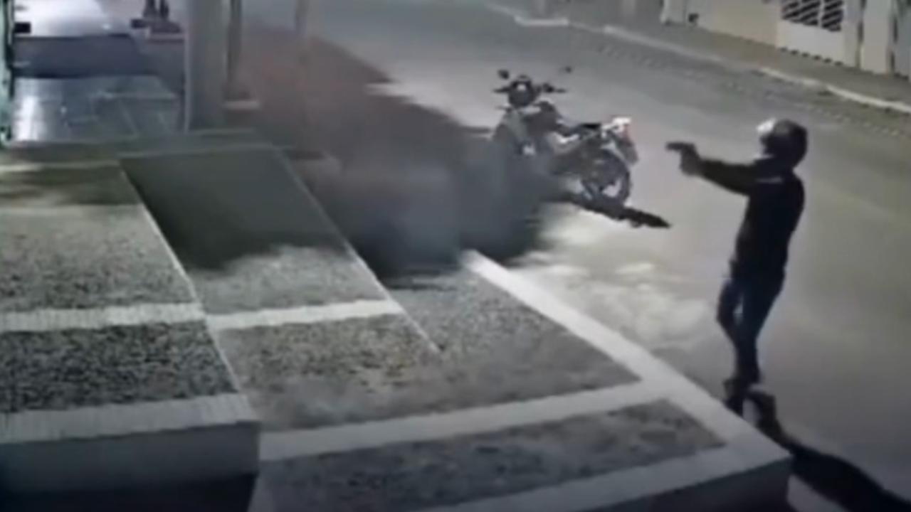 Os projéteis atingiram o portão da residência, uma porta de vidro da clínica e um veículo estacionado na garagem. Nenhuma vítima foi registrada