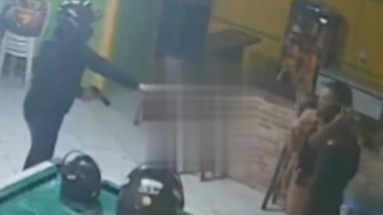 Vídeo: Câmeras registram execução de jovens em estabelecimento comercial
