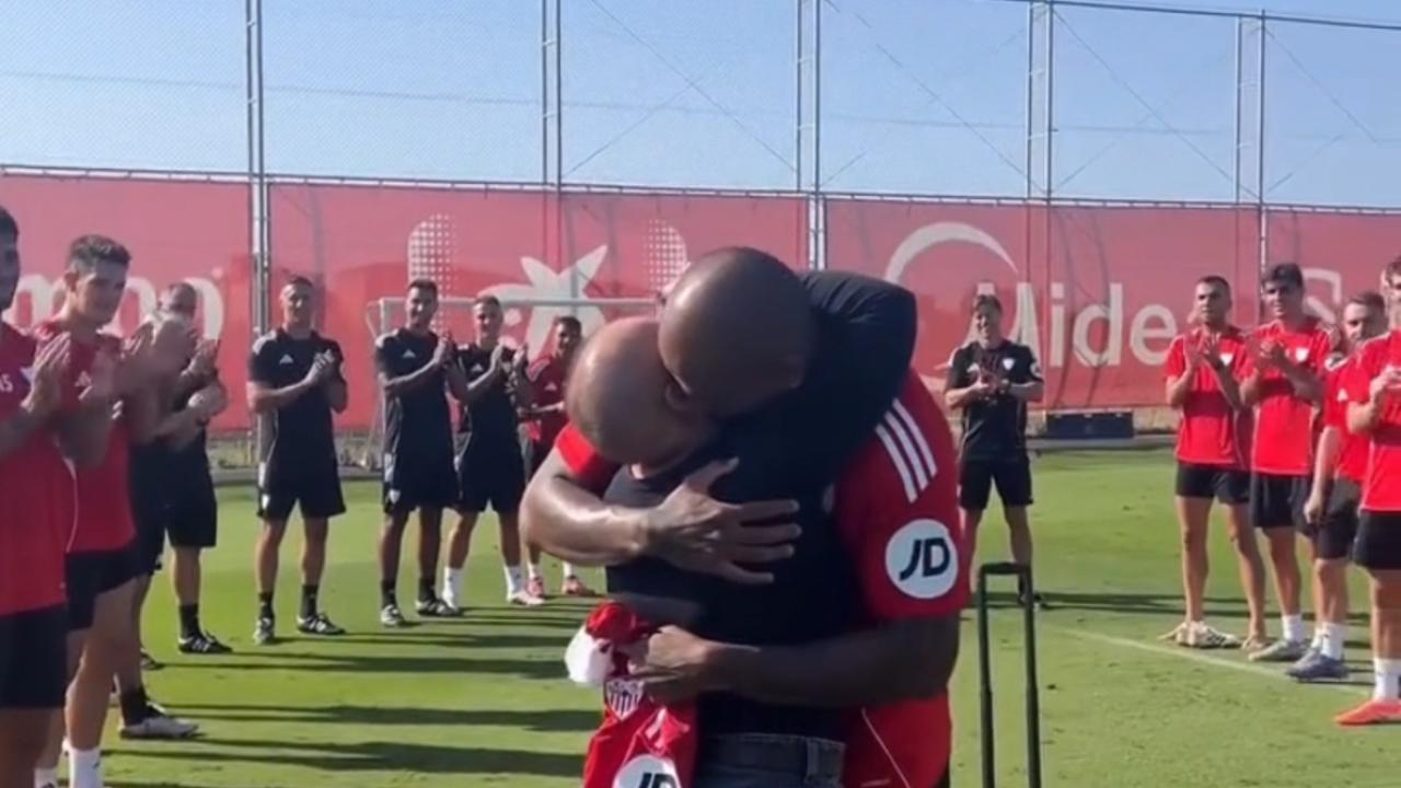 Vídeo: Esposa de Brasileiro do Sevilla recebe homenagem após cura do câncer