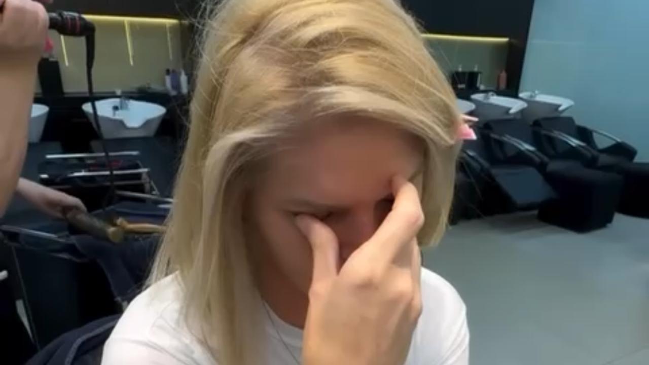 Vídeo: Val Marchiori se emociona ao registrar corte de cabelo em meio a luta contra o câncer de mama