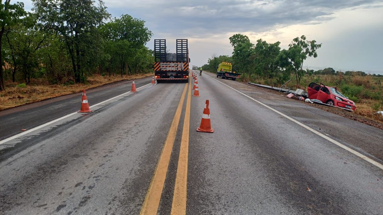 Homem morre após saída de pista na BR-153