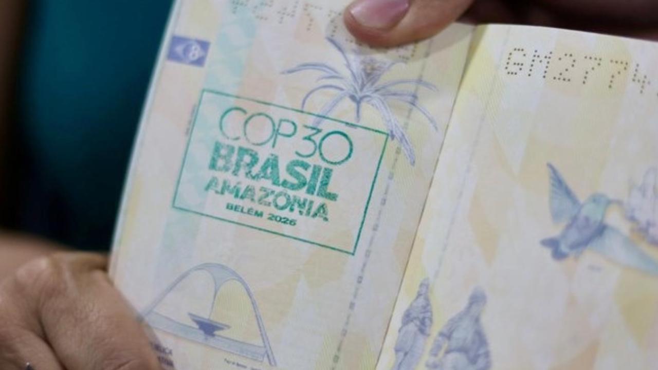 Polícia Federal carimba passaportes com marca da COP30 em Belém