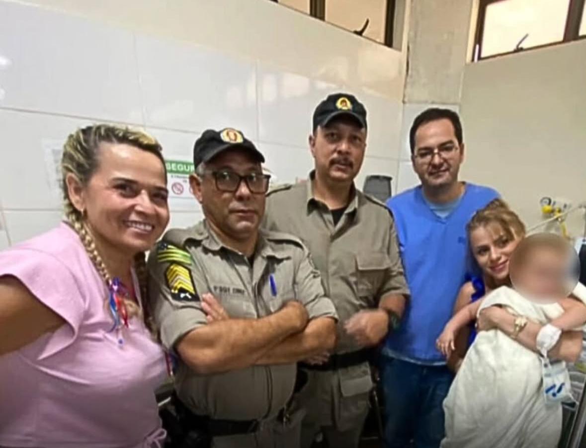Bebê de 1 ano e 4 meses é salva por policiais após engasgar em Hidrolândia