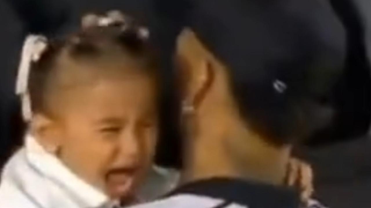 Vídeo: Filha de Neymar sofre com bolada em clássico e deixa estádio aos prantos