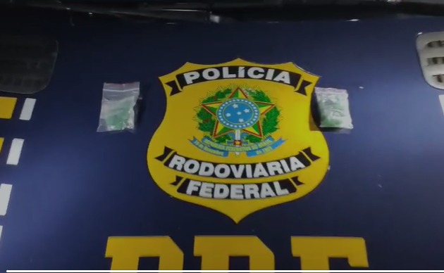 Dupla é flagrada com esmeraldas escondidas nas roupas em Jaraguá