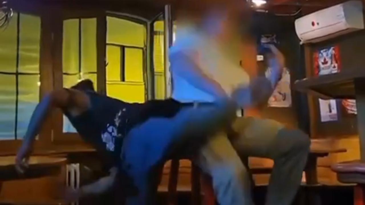 O samurai aplicou uma técnica precisa no rosto do agressor