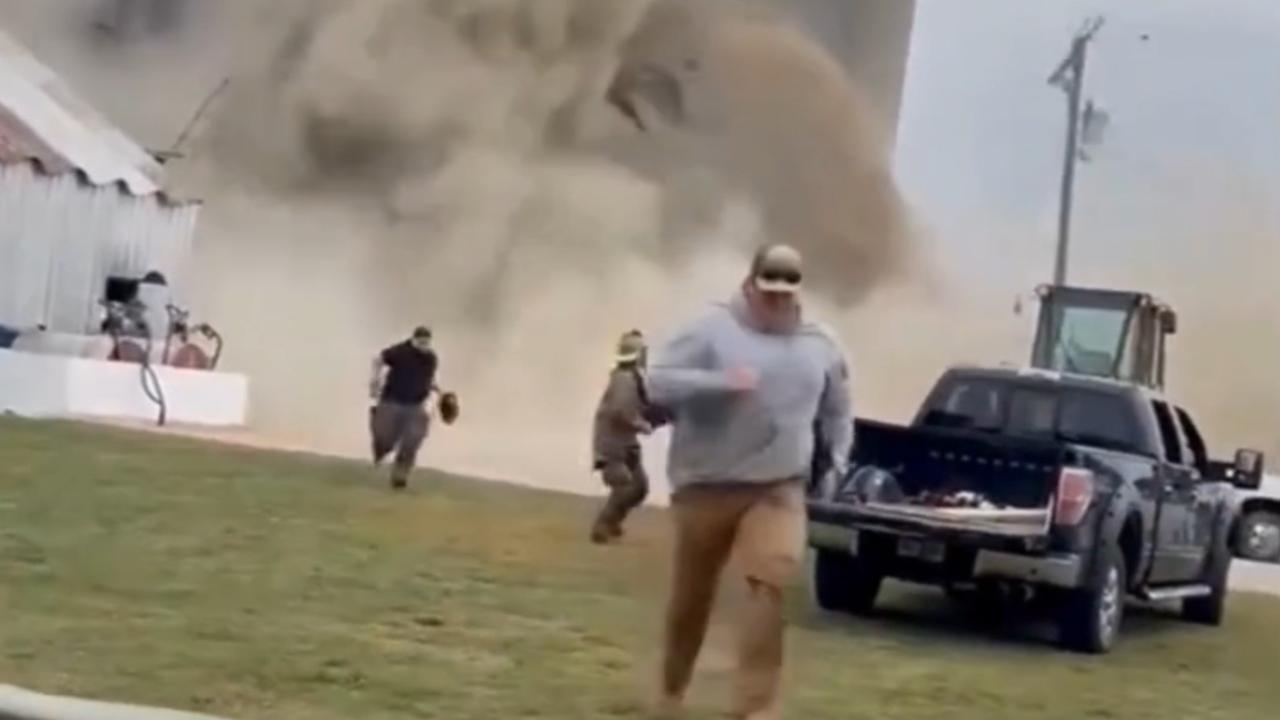 Vídeo: Colapso de armazém nos EUA deixa funcionários em fuga