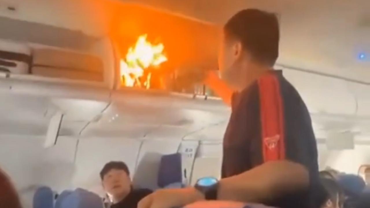 Vídeo: Bateria de lítio incendeia bagagem e obriga aeronave a pouso de emergência