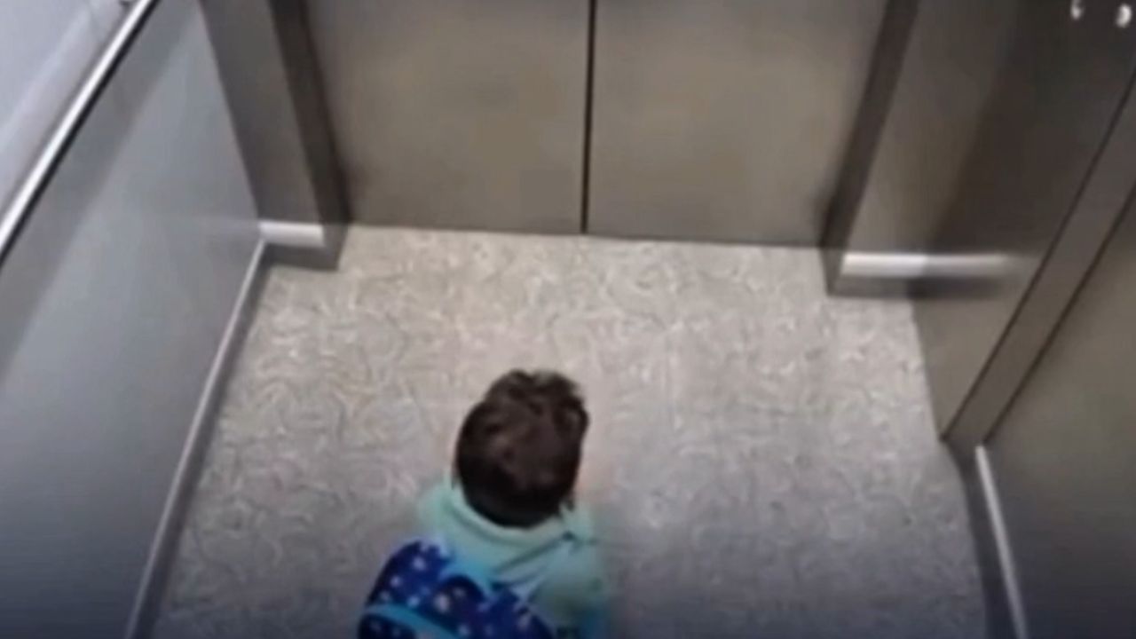 Vídeo: Menino faz oração comovente dentro de elevador parado