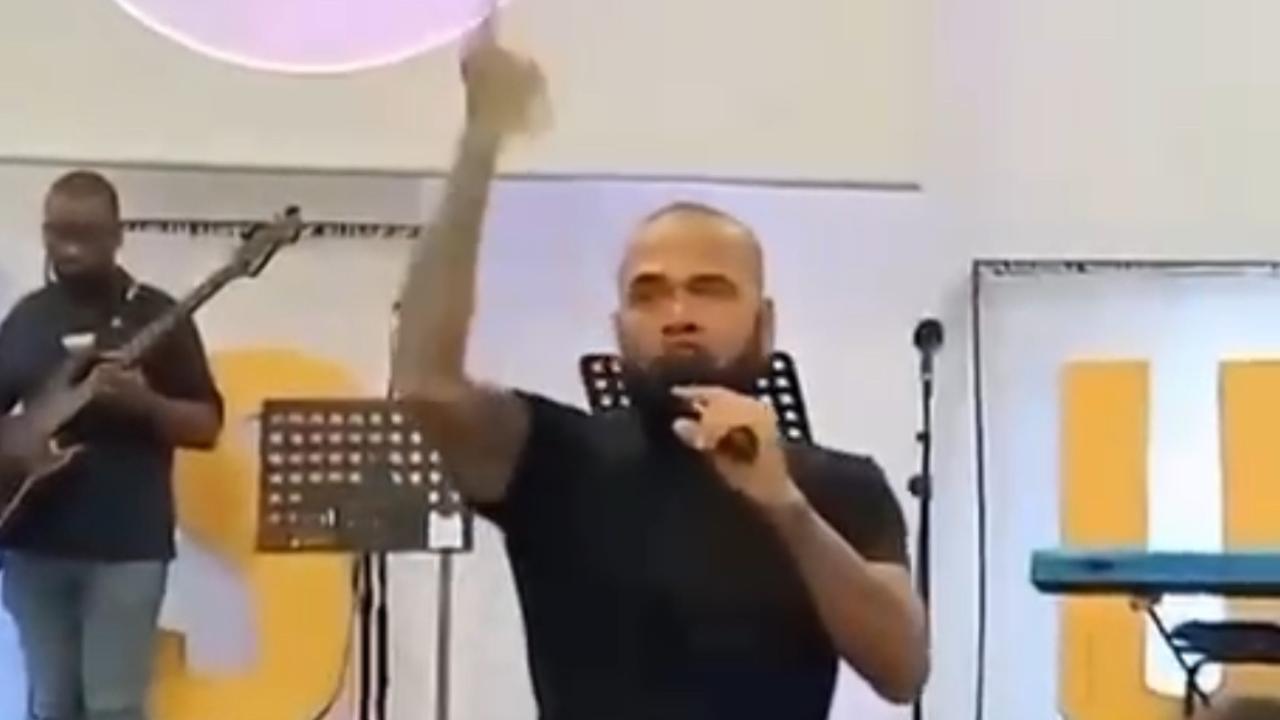 Vídeo: Daniel Alves prega em igreja na Espanha após absolvição por estupro